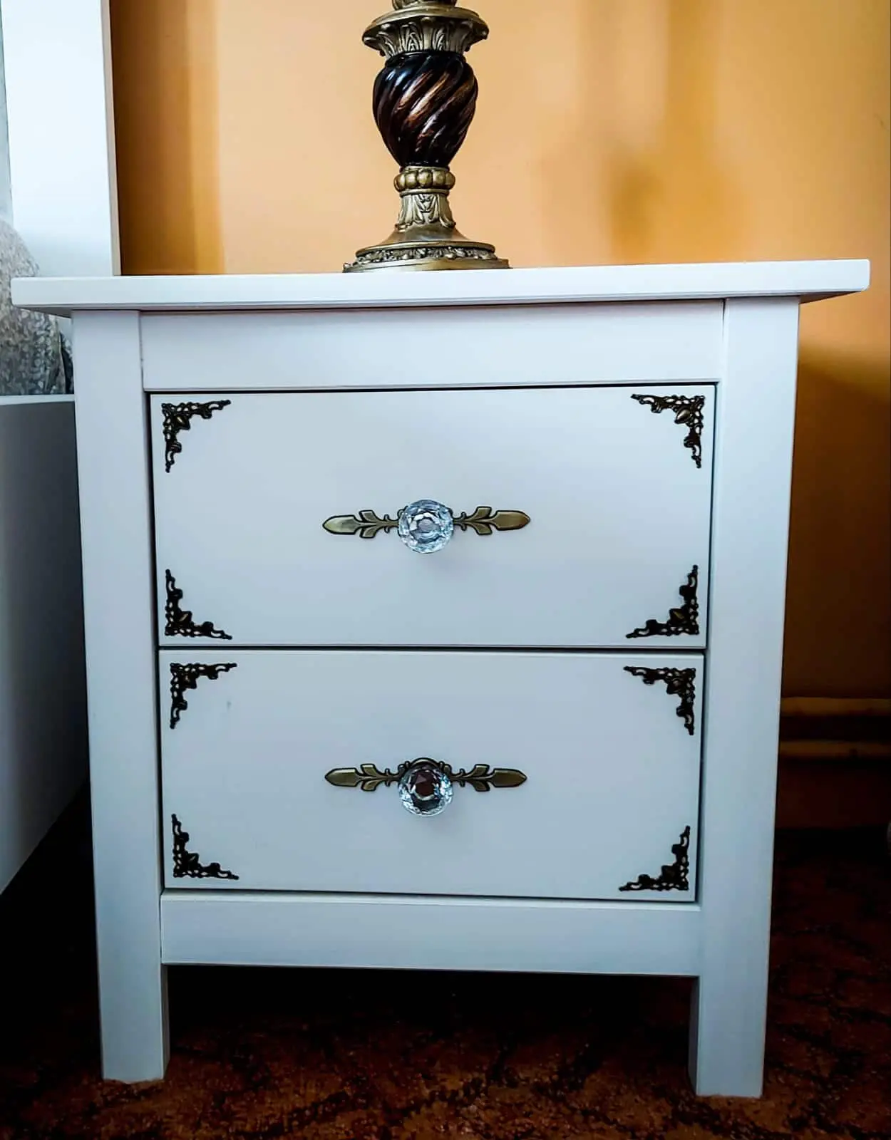 coltar metalic decorativ pe mobila 22