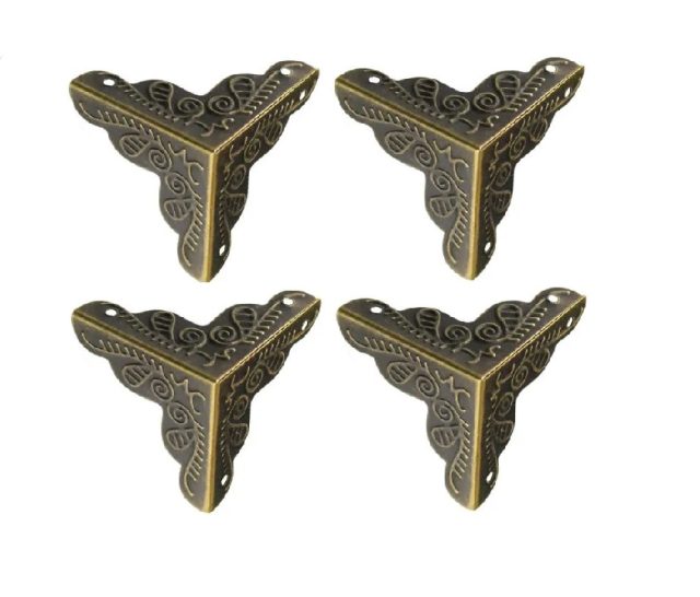 Set 4 coltare metalice decorative bronze cu trei fete, ideale pentru decor si renovari.