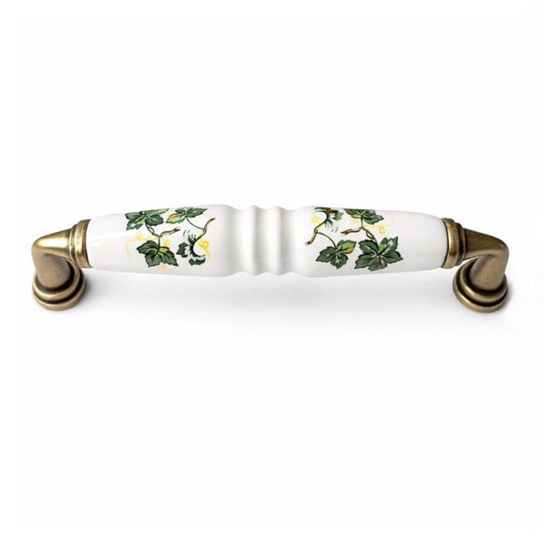 Mâner ceramic de mobilier cu decor floral verde, fotografiat pe fundal alb.